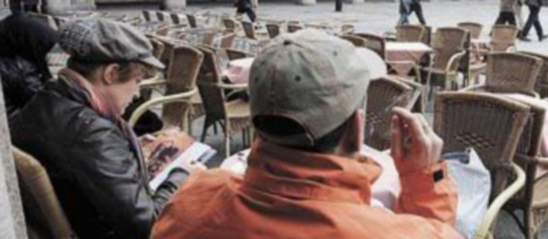 Una persona fuma en una terraza de la Plaza Mayor de Salamanca. /Ical