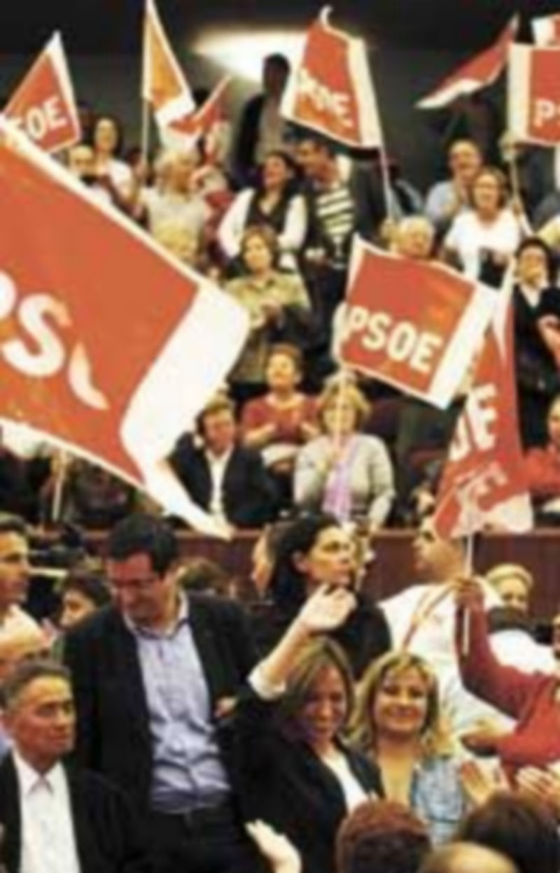 Carme Chacón y Óscar López saludan a los simpatizantes del PSOE en Soria. / Ical.