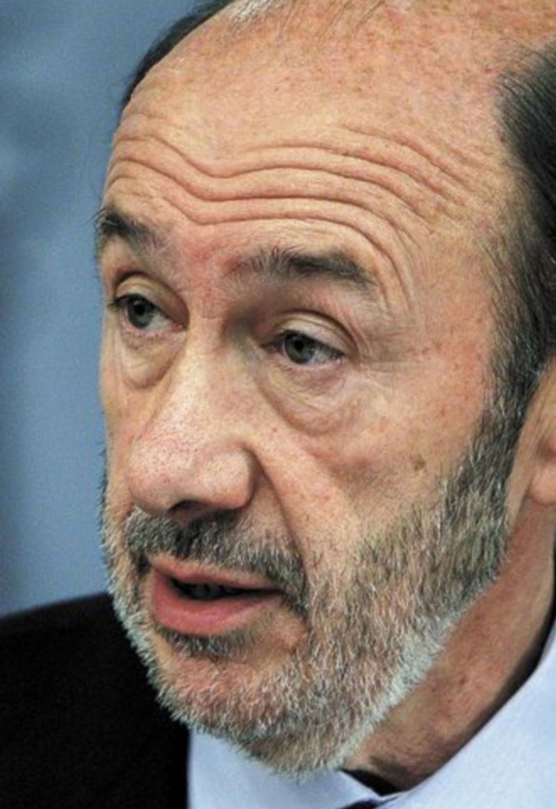 Alfredo Pérez Rubalcaba está diseñando un equipo en el que haya caras nuevas que no estén ‘contaminadas’ por la severa derrota electoral del pasado 22 de mayo. / Efe