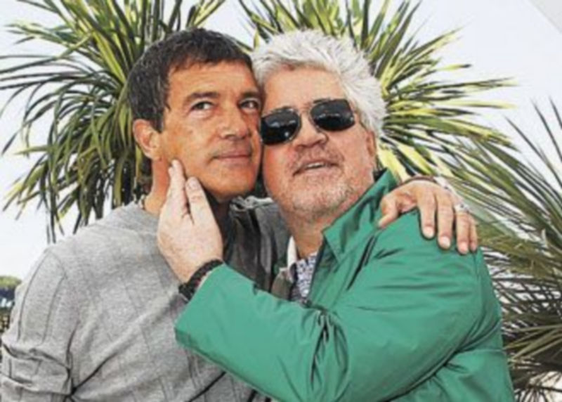 Banderas posa con Almodóvar en el pase de la película ‘La piel que habito’
