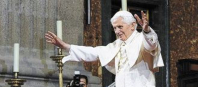 El Papa Benedicto XVI saluda en la basílica de El Escorial durante su encuentro con profesores universitarios católicos. / Efe