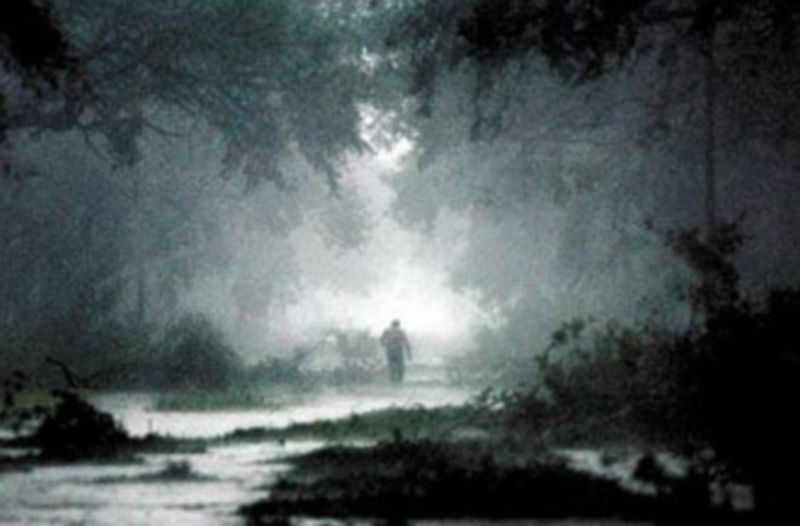 Un hombre camina por una zona arrasada por el huracán ‘Rita’ en Estados Unidos en 2005. / EFE