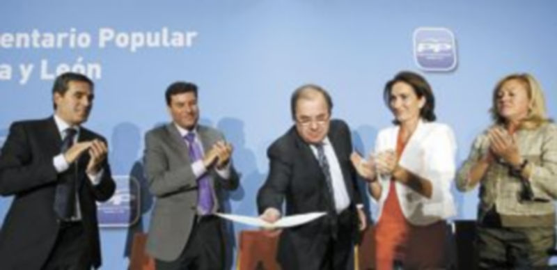 Herrera deposita en la mesa el documento con sus compromisos tras el discurso