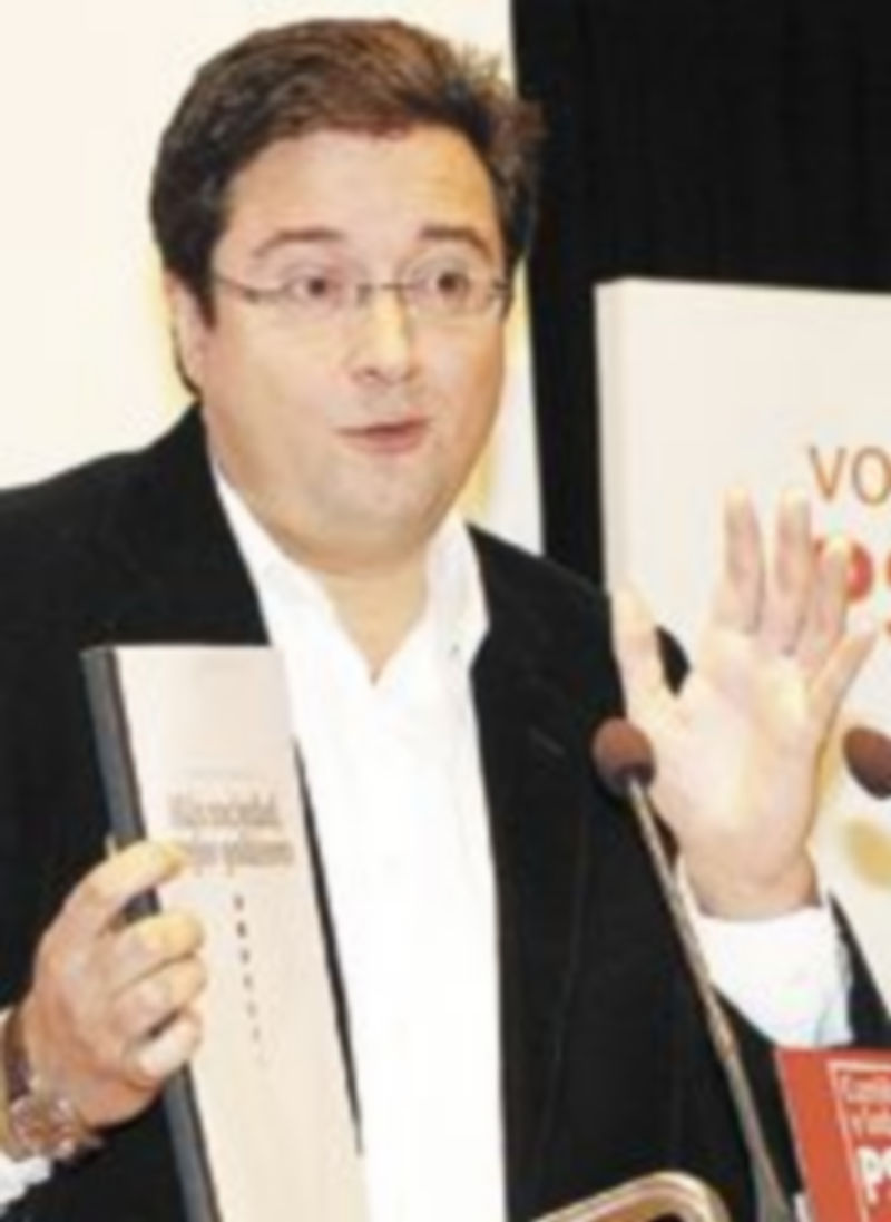 López muestra el programa del PP en un mitin en Venta de Baños (Palencia). / Ical