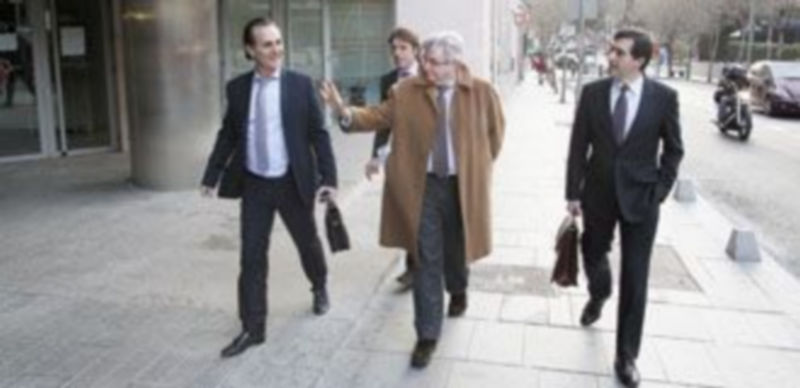 Los consejeros del Banco Caja España-Duero -todos excepto el presidente- salen de la reunión de ayer mantenida en la sede madrileña de la entidad. / Juan Lázaro (ICAL)