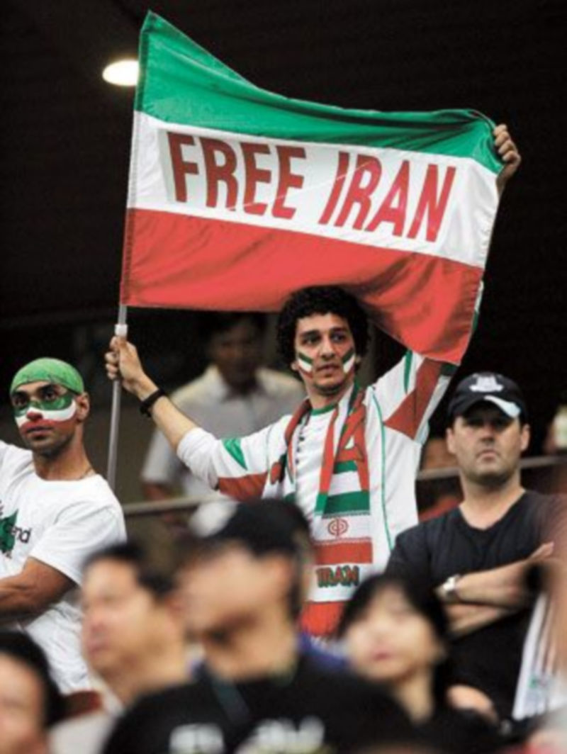Un hincha iraní reclama libertad para el país durante los partidos clasificatorios para el Mundial de fútbol. / REUTERS