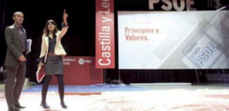 Julio López y Ana Redondo visitan el auditorio durante los preparativos del evento antes de su celebración. / M.C.