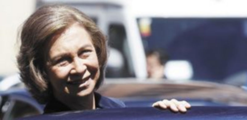 Doña Sofía comentó con los periodistas que se encontraban en la puerta del hospital que el Monarca se encontraba «bien» y que pronto recibirá el alta. / Reuters.