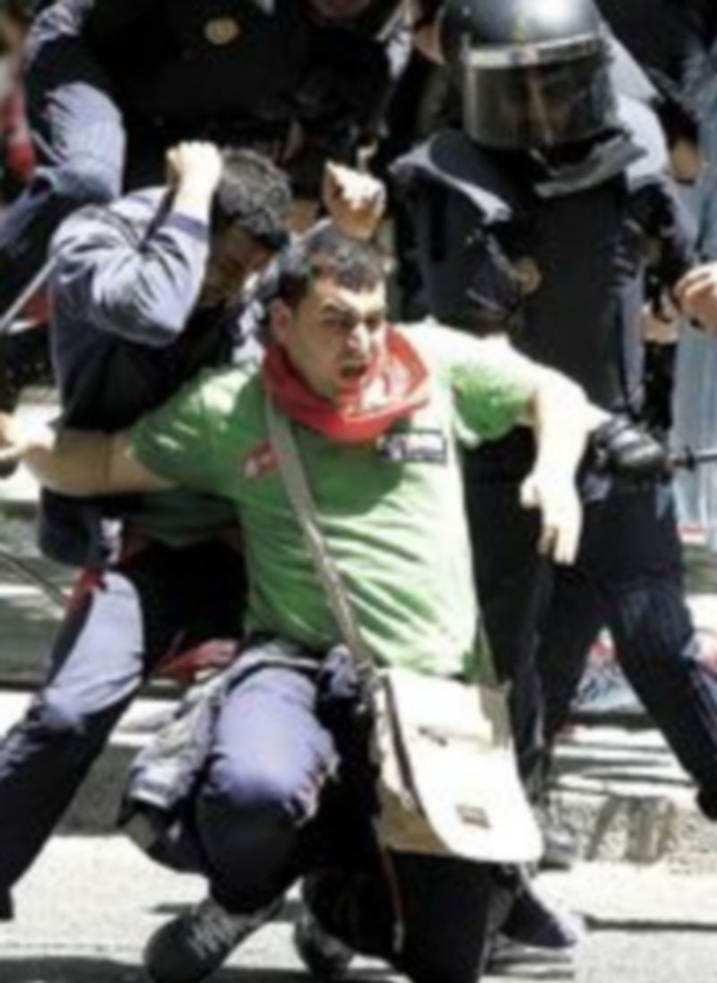 Policías antidisturbios cargaron en la manifestación de Madrid. /ICAL