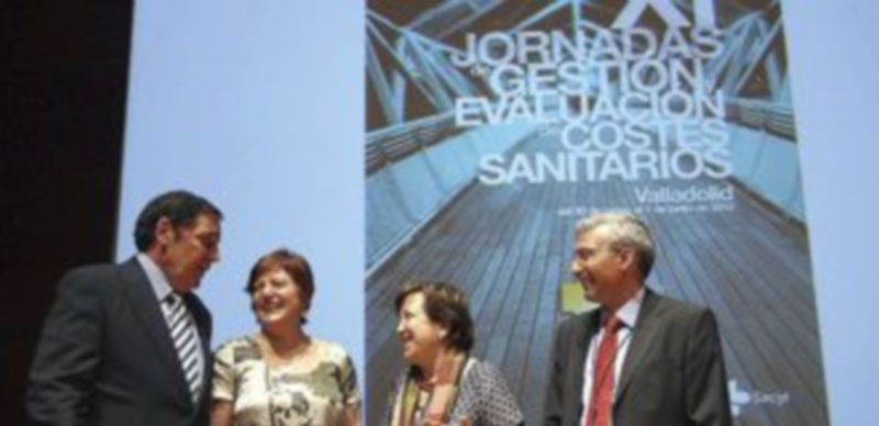 Sáez (i) con la consejera gallega de Sanidad