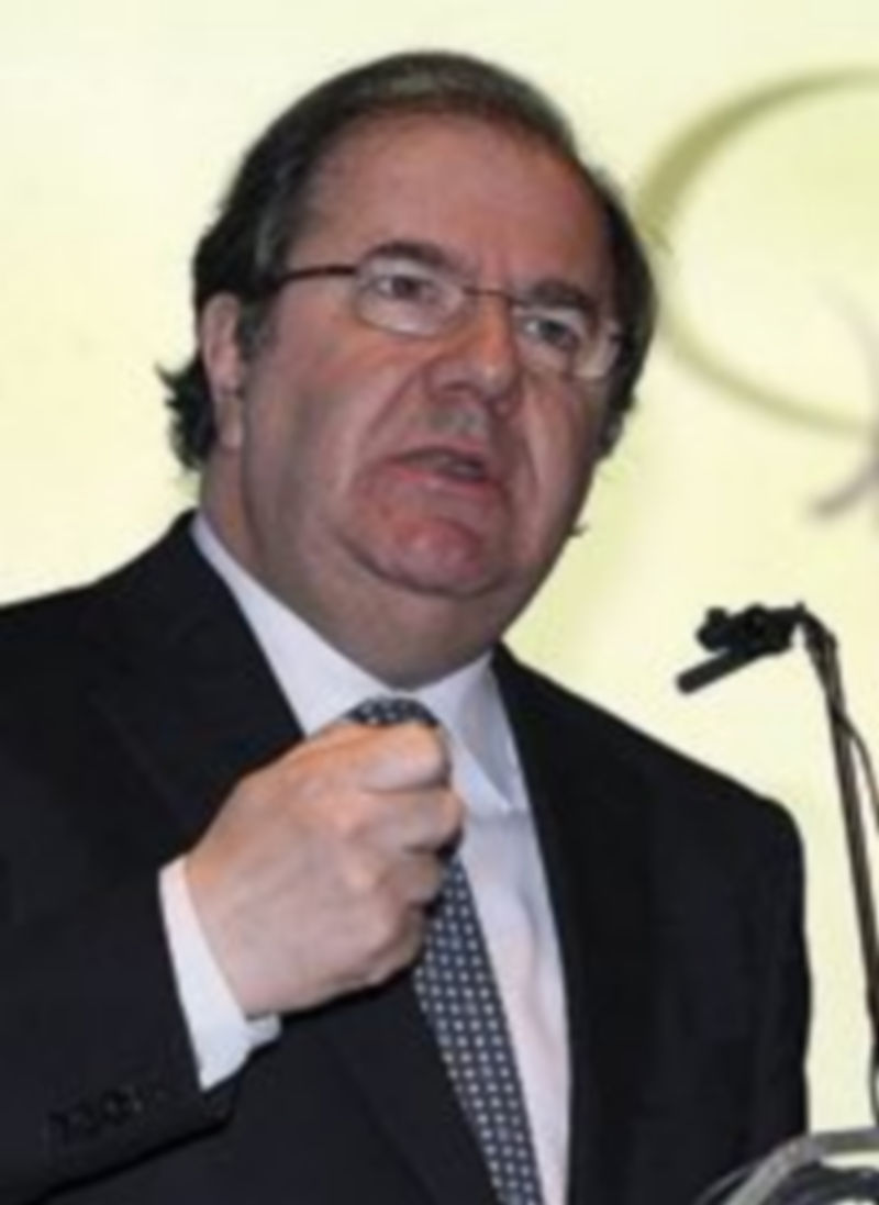 El presidente de la Junta inauguró la Jornada de Empresa Familiar de Castilla y León ‘Cambiando para sobrevivir’. / Ical