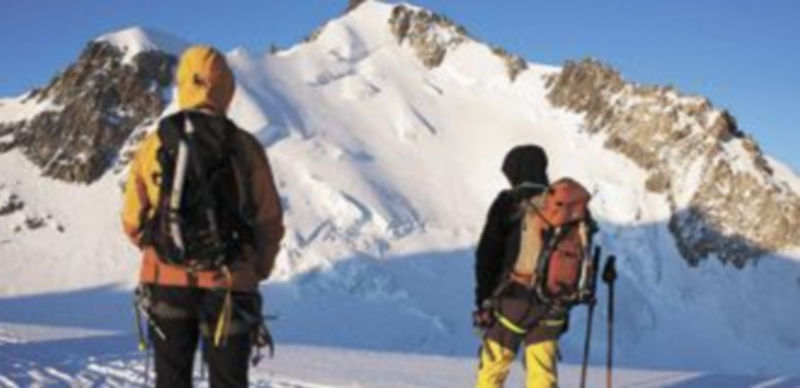Dos alpinistas observan la cumbre del Monte Maldito
