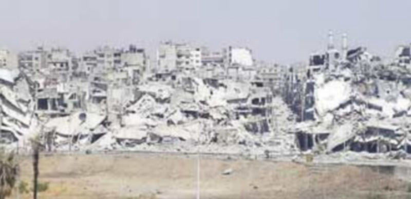 Los efectos devastadores de los bombardeos del Ejército sirio en las calles de Homs. / Reuters