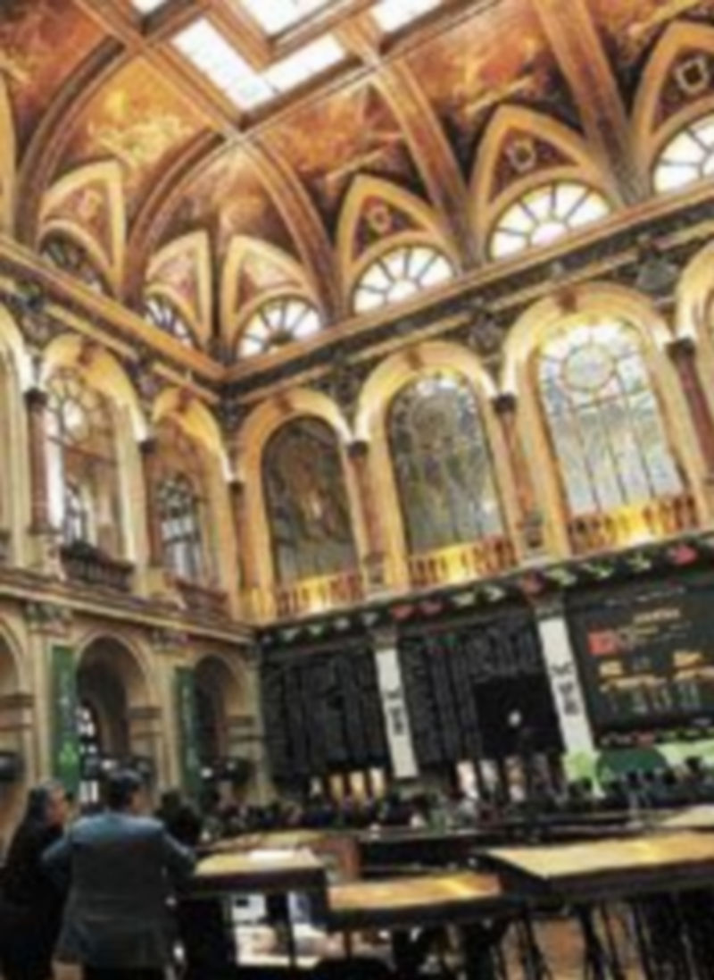 Un grupo de personas sigue los movimientos del panel de la Bolsa. / Reuters