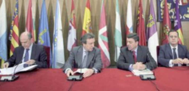 De Santiago-Juárez (2 i) y González Gago (2 d)