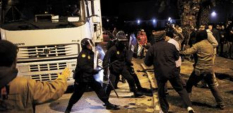 Los piquetes impidieron la entrada y la salida de los camiones en distintos polígonos industriales. / Reuters