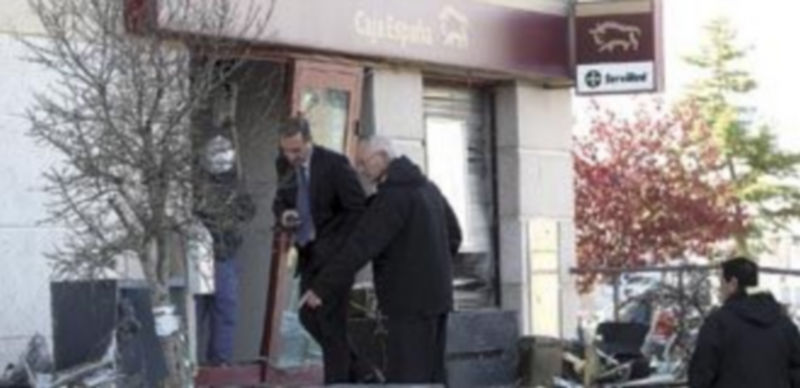 Provocan una explosión en un cajero automático para robar 12.000 euros 1 Una explosión intencionada para robar en un cajero provoca daños considerables en una sucursal de Caja España-Duero en Arroyo (Valladolid). / Miriam Chacón (Ical)