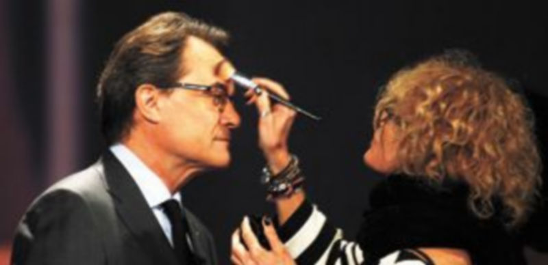 El PP quiere obligar a Mas a dimitir si miente sobre las cuentas suizas 1 El político catalán es maquillado poco antes de aparecer en un debate televisivo. / Reuters