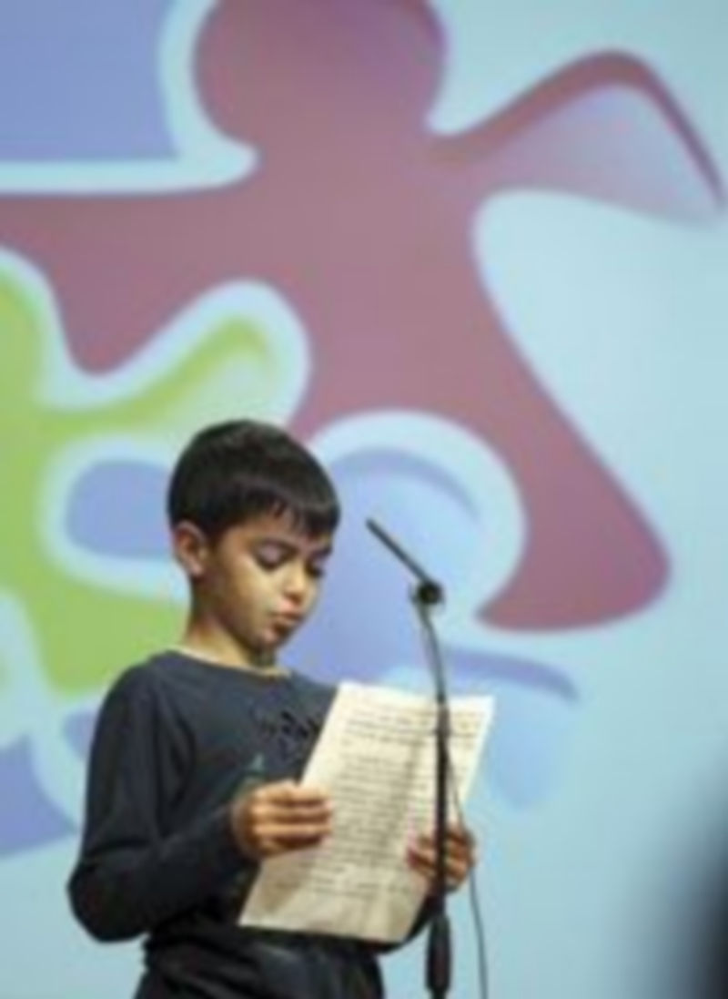 Las Cortes avalan la protección de los derechos de la infancia 1 Un niño del colegio Miguel de Cervantes lee el pacto por la infancia