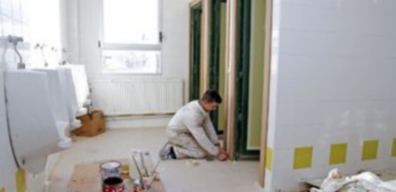 Uno de los pintores dando los últimos retoques ayer a los aseos de San Gil. / Gabriel Gómez