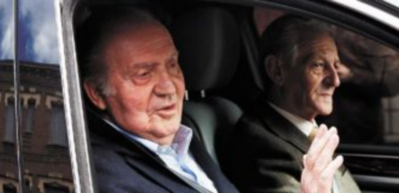 Don Juan Carlos salió del hospital en un coche con la ventanilla bajada desde la que se dirigió a los periodistas para agradecerles su preocupación. / Reuters