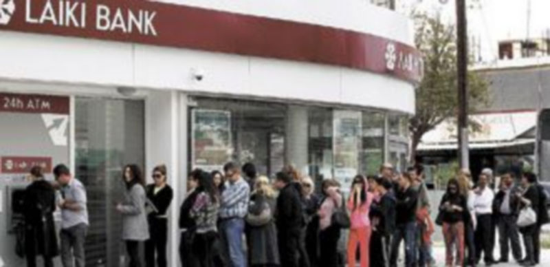 Los ciudadanos chipriotas guardan turno para acceder a un cajero automático del Laiki Bank
