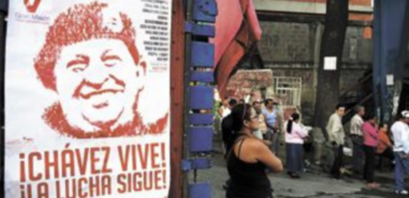 Decenas de ciudadanos hacen cola ante un colegio electoral de Caracas para emitir su voto. / Reuters