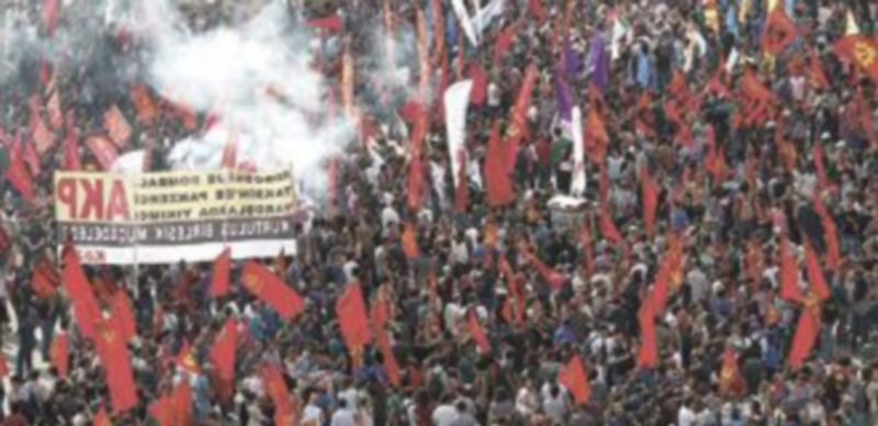 Concentración en la plaza de Taksim en Estambul contra las medidas represivas del Gobierno de Erdogan. / EFE