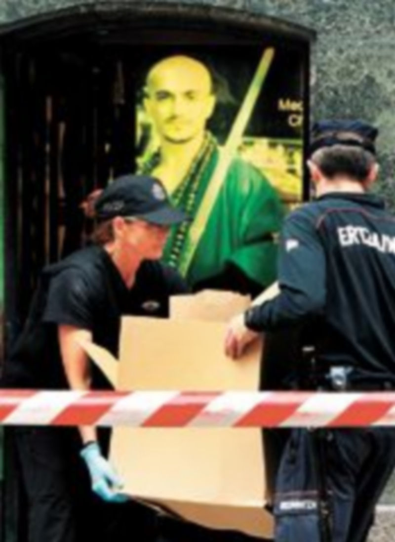 La imagen del presunto asesino preside la entrada del gimnasio donde la ‘Ertzaintza’ practicó diversos registros. / efe