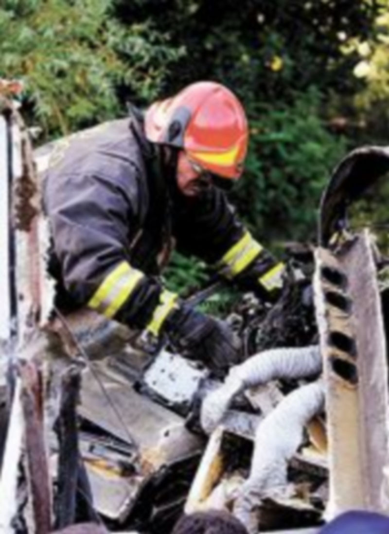 Los bomberos encontraron muchos amasijos de hierros en su labor de rescate. / Fotos: EFE-Reuters