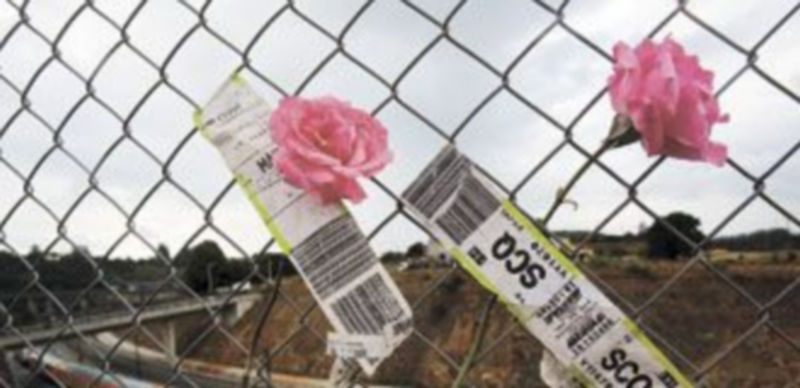 El exceso de velocidad en una curva muy cerrada a apenas cuatro kilómetros de Santiago de Compostela fue la causa principal del accidente. / Reuters