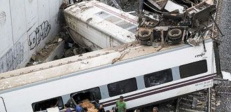 Los servicios de emergencia atienden a los heridos en el lugar de la tragedia. / Efe