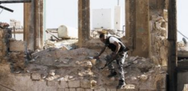 Un rebelde sirio escapa de un ataque de las fuerzas gubernamentales en Damasco. / Reuters