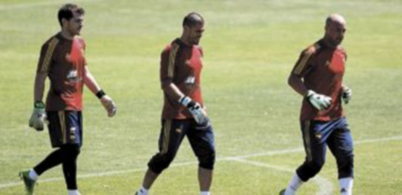 El debate de la portería volverá a repetirse estos días por el buen momento que atraviesa el azulgrana Valdés (c) y la suplencia del capitán blanco