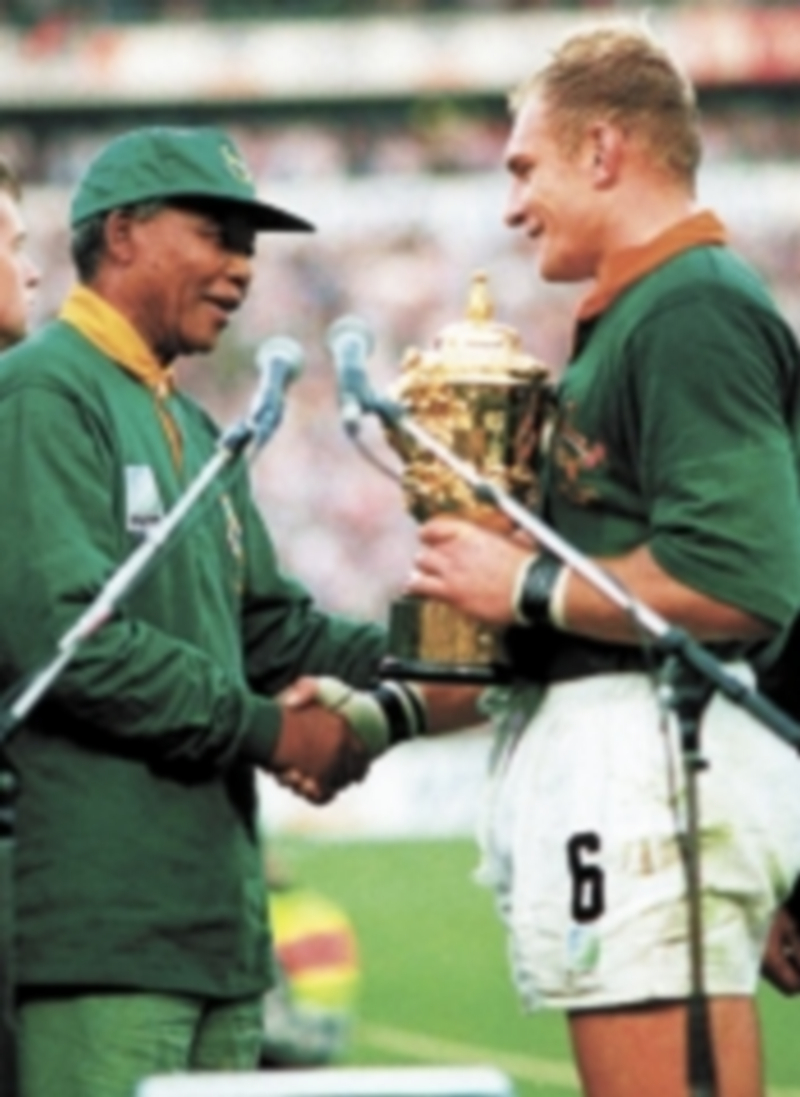 Nelson Mandela hace entrega de la copa de campeones al capitán sudafricano François Pienaar en 1995. / Reuters