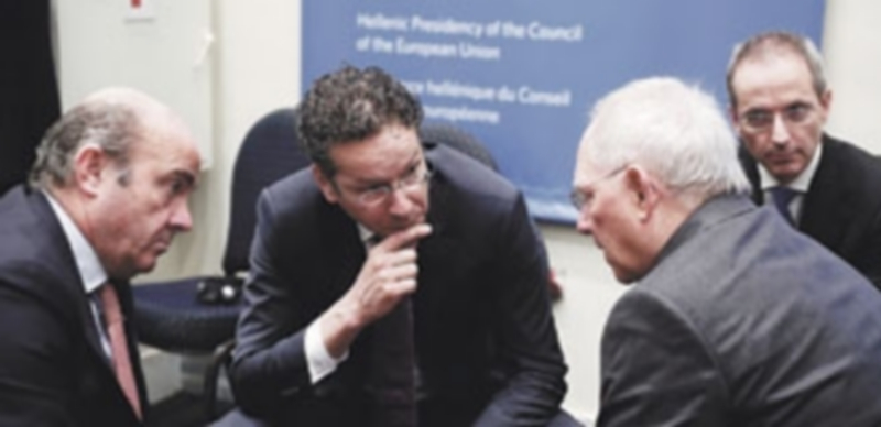 El alemán Wolfgang Schaeuble (d) conversa con el presidente del Eurogrupo