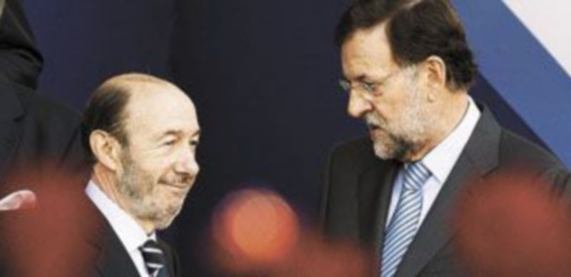 La conversación entre Rubalcaba y Rajoy centró todas las miradas durante la celebración del Día de la Hispanidad. / Efe