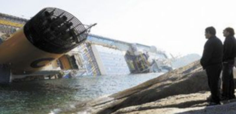 El crucero de lujo ‘Costa Concordia’ encalló el pasado sábado en la isla italiana de Giglio con más de 4.200 pasajeros a bordo. / Reuters