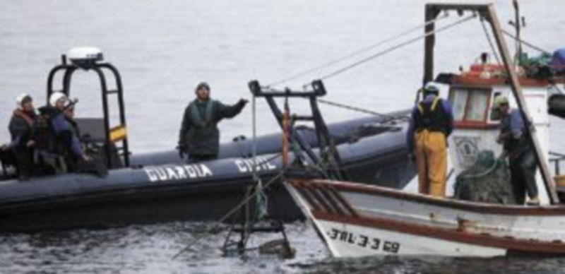 Solo un barco se atrevió a salir a faenar ayer en la zona y tuvo que trabajar con la escolta de Guardia Civil ante el hostigamiento de la Policía del Peñón. / Reuters