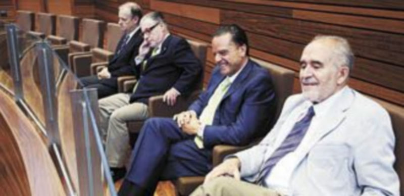 Mario Amilivia (2 d) y Demetrio Madrid (d)