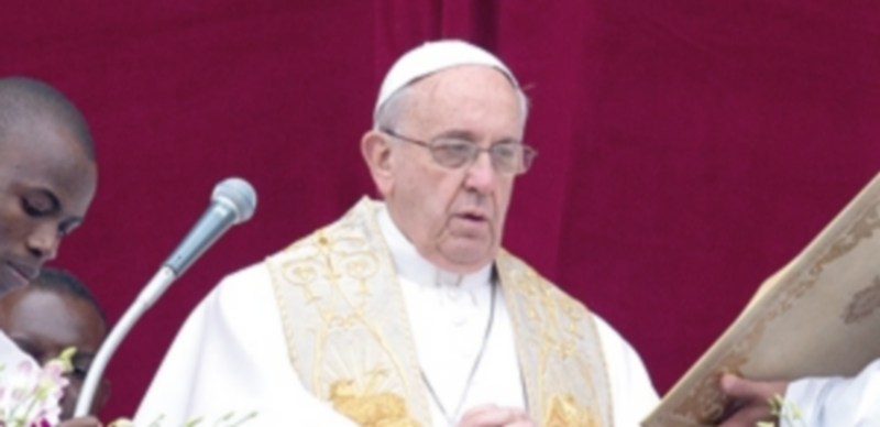 El papa Francisco leyó su mensaje pascual desde el balcón de la logia central de la basílica de San Pedro del Vaticano. / Univ