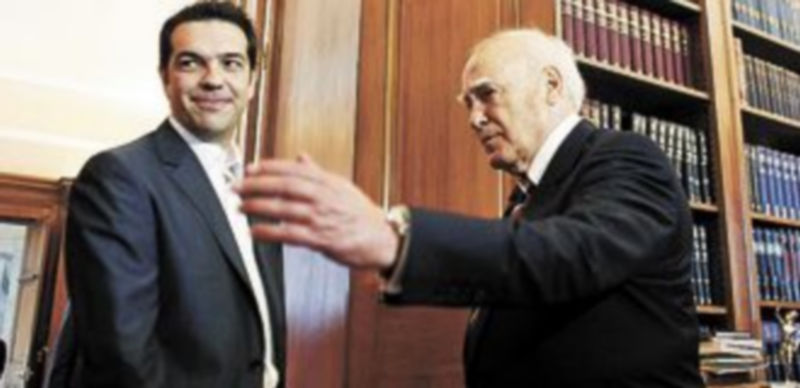 Alexis Tsipras (i) es recibido por el presidente del país