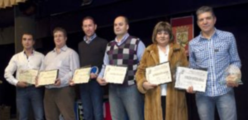 Todos los premiados con sus trofeos