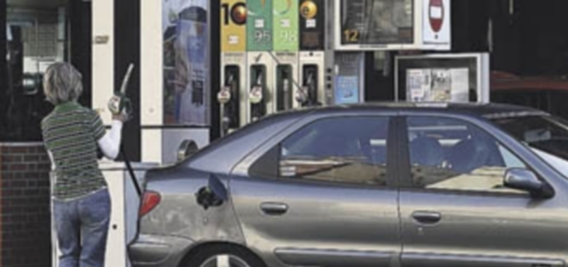 La caída del petróleo se deja notar en los precios de la gasolina. / EP.