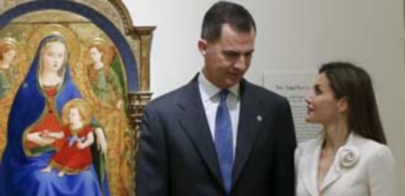 Los Reyes ante la obra ‘La Virgen de la Granada’ de Fra Angelico. / EFE
