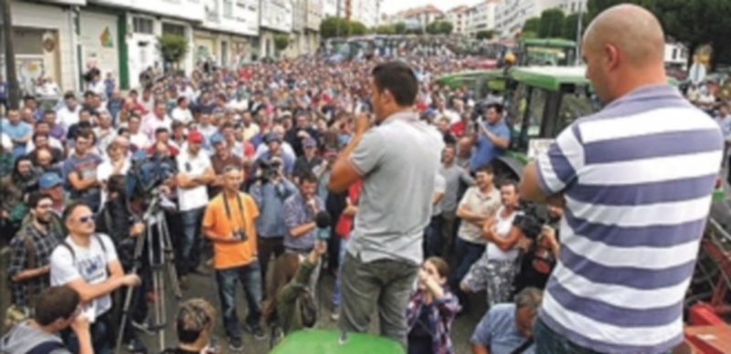 Los ganaderos bloquean el total de las industrias lácteas de Galicia 1 Los trabajadores del sector lácteo organizan una de las asambleas en las que intentan mostrar sus revindicaciones. / EFE