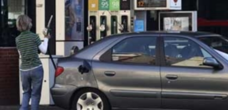 El IPC interanual cierra 2015 en el 0,0 % tras subir tres décimas 1 El precio de los carburantes como la gasolina y el gasóleo ha influido en el incremento del IPC. / Europa Press