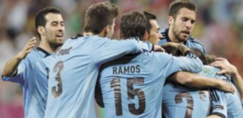 Los jugadores de la selección española celebran el gol de la victoria de Navas. / Reuters.