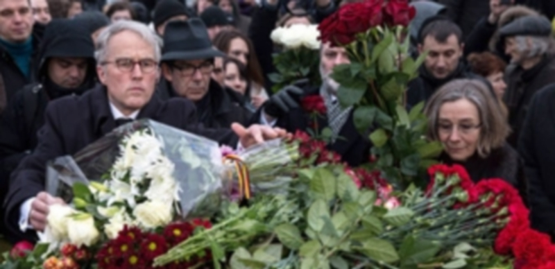 Un grupo de embajadores europeos visitan el lugar del asesinato. / Efe