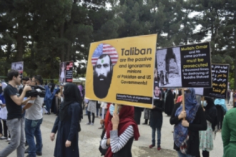 Manifestantes afganos en una marcha contra los talibanes en Kabul. / EFE